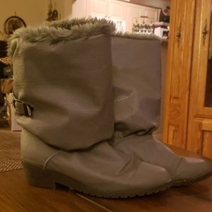 Winter boot with sligjt heel